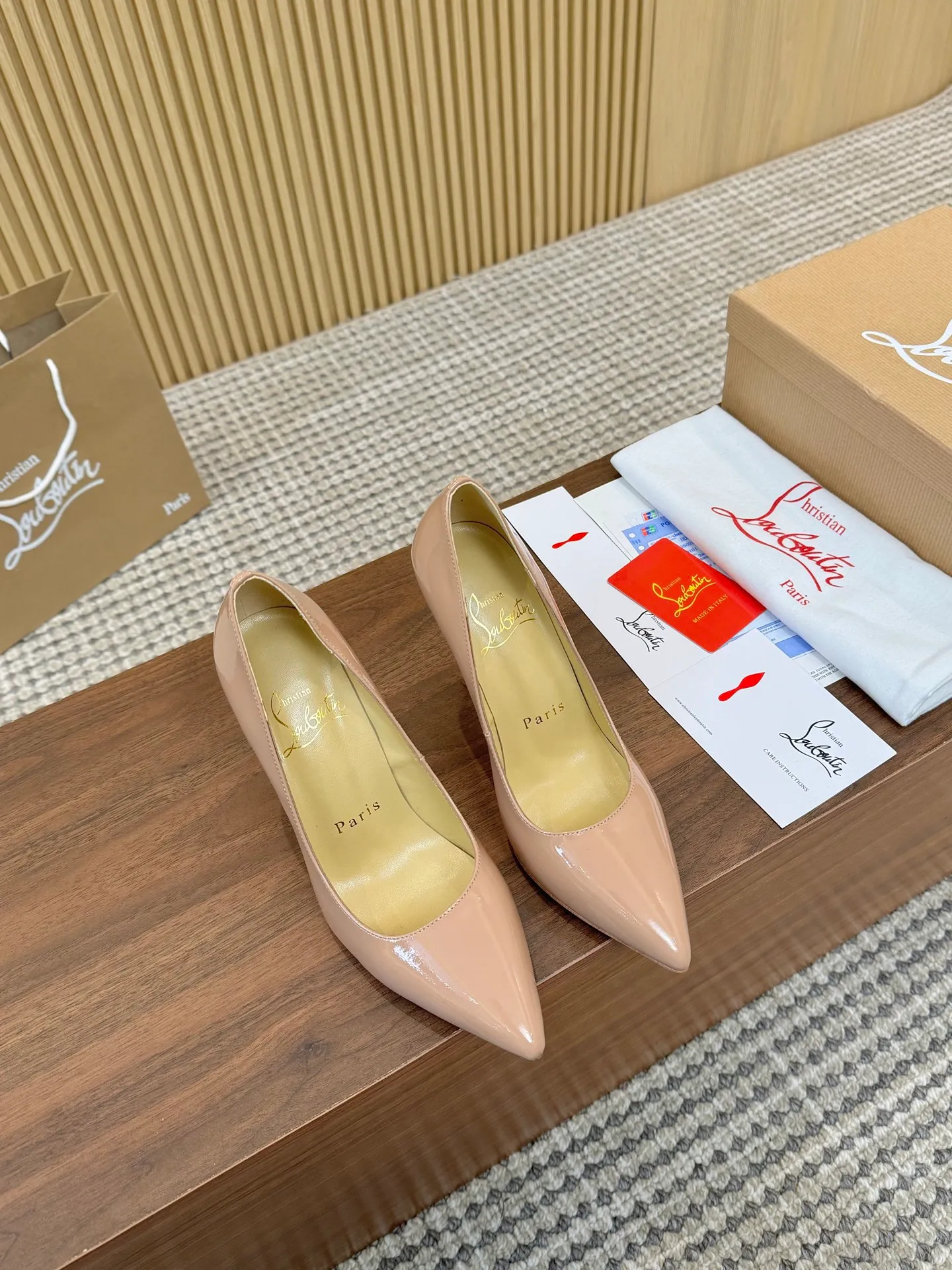 👟👟Ex-factory price 440👟👟 Genuine leather sole +40 Year-round shipment💝Christian Louboutin CL👠 Classic "💎Cow Patent Leather💎Series" noble and luxurious, real blingbling✨ Real materials, all customized by the pattern maker, and the materials are made of original customized materials, achieving the taste of the original 6 color options💍 Upper: imported 👉cow patent leather💪 lining: sheepskin foot pad/lining code number: 34-40.41.42 heel height: two options: 10.5cm and 8.5cm
